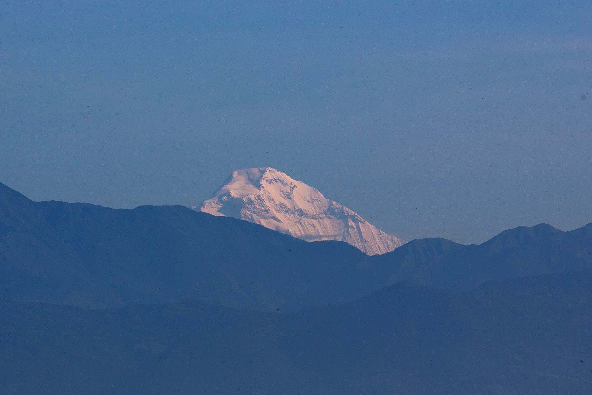 कपिलवस्तुको तौलिहवाबाट देखिएको हिमाल । तस्वीरहरु: रोयल थाई मोनास्ट्री, लुम्बिनी ।